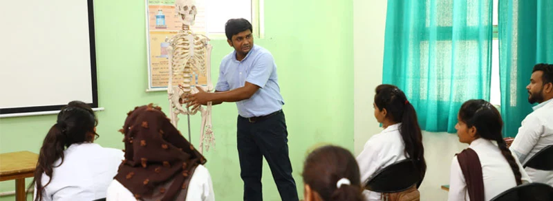 A teacher teachs about human skeleton